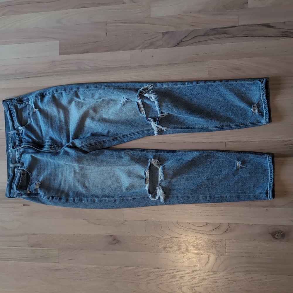 American Eagle medium blue distressed and destroyed Mom Jean, size 8